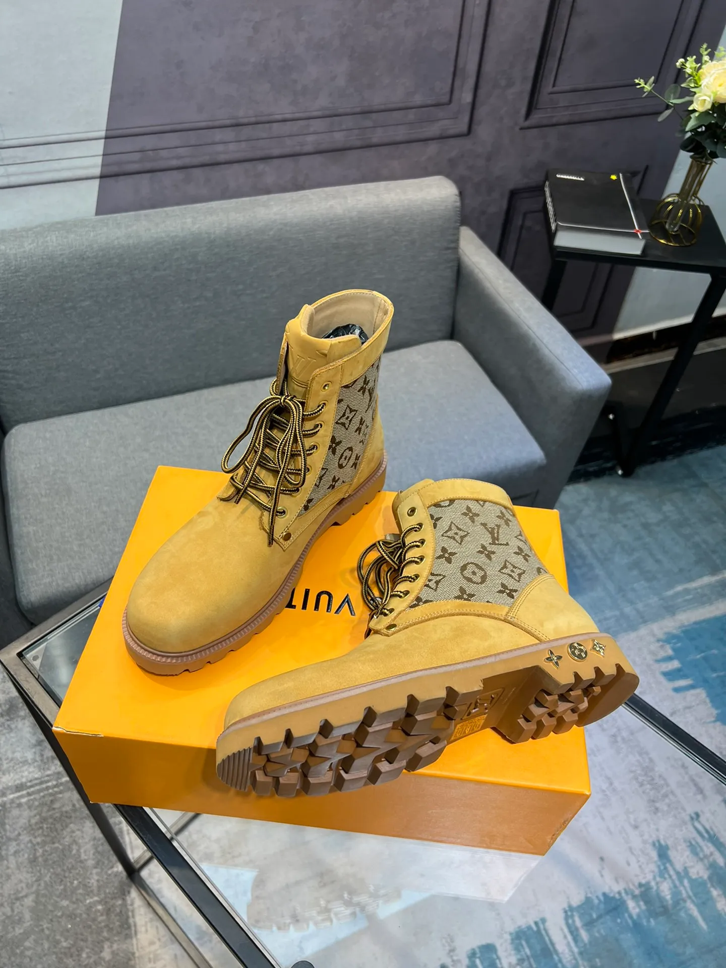 Men's shoes 💰920 L Home - the latest LV men's business casual boots, luxury and nobility are a must. They are all made of imported original first-layer cowhide, just to create a more comfortable wearing experience. ➕Top imported water-dyed full cow lining, original high wear-resistant outsole! 👏👏 Size: Male 39-44; (38 45 46 customized)